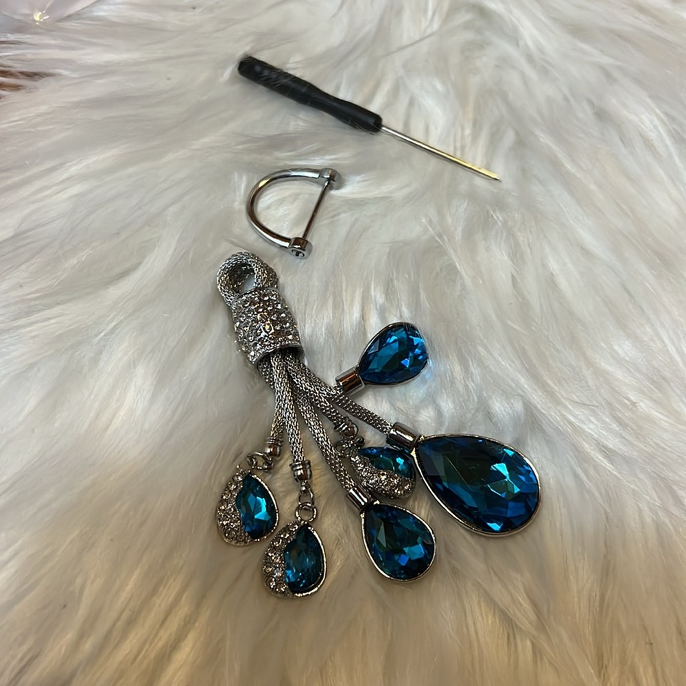 NEW💙🩶 elegant keychain - Picture 4 of 14